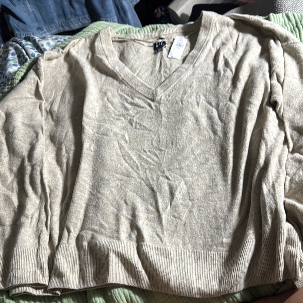 GAP Cream V-Neck Sweater Soft Knit Essential